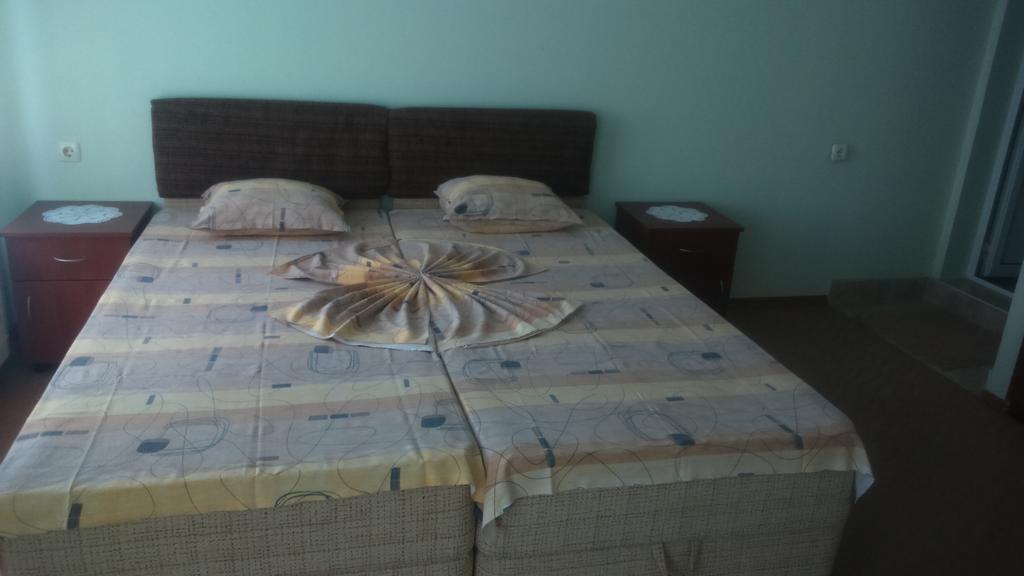 גולדן סנדס Enjoy Guest House חדר תמונה